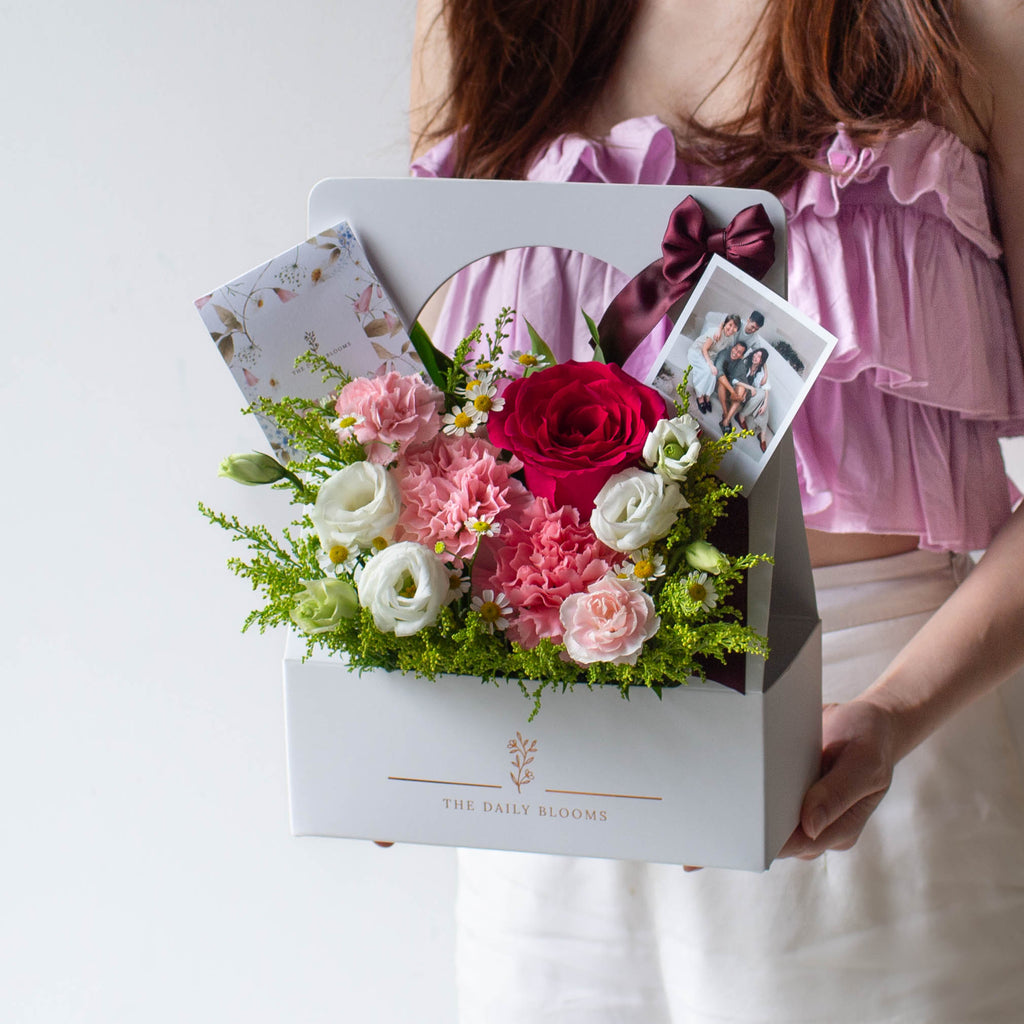 A video of a recipient receiving a Rosy Garden Bloom Box from The Daily Blooms. She reviewed and commented that she love the freshness, colours and scent. The best part is it is fuss free she doesnt have to place it into a vase and worry about changing the vase water daily, instead she can display the box as it is. 